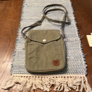 Fjallraven pocket bag in khaki green